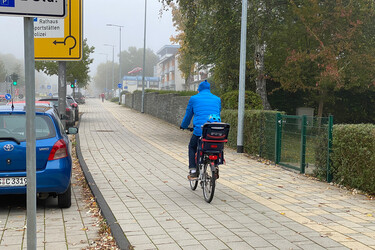 Bild 25: Radverkehrsanlagen: in Abschnitten ohne Parkstreifen verlaufen die Radwege von der Fahrbahn abgesetzt und ergeben damit Multifunktionsflächen für unterschiedliche Nutzungen