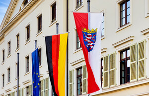 Bild der Fassade des Landtags Hessen mit drei wehenden Flaggen: EU, Deutschland und Hessen