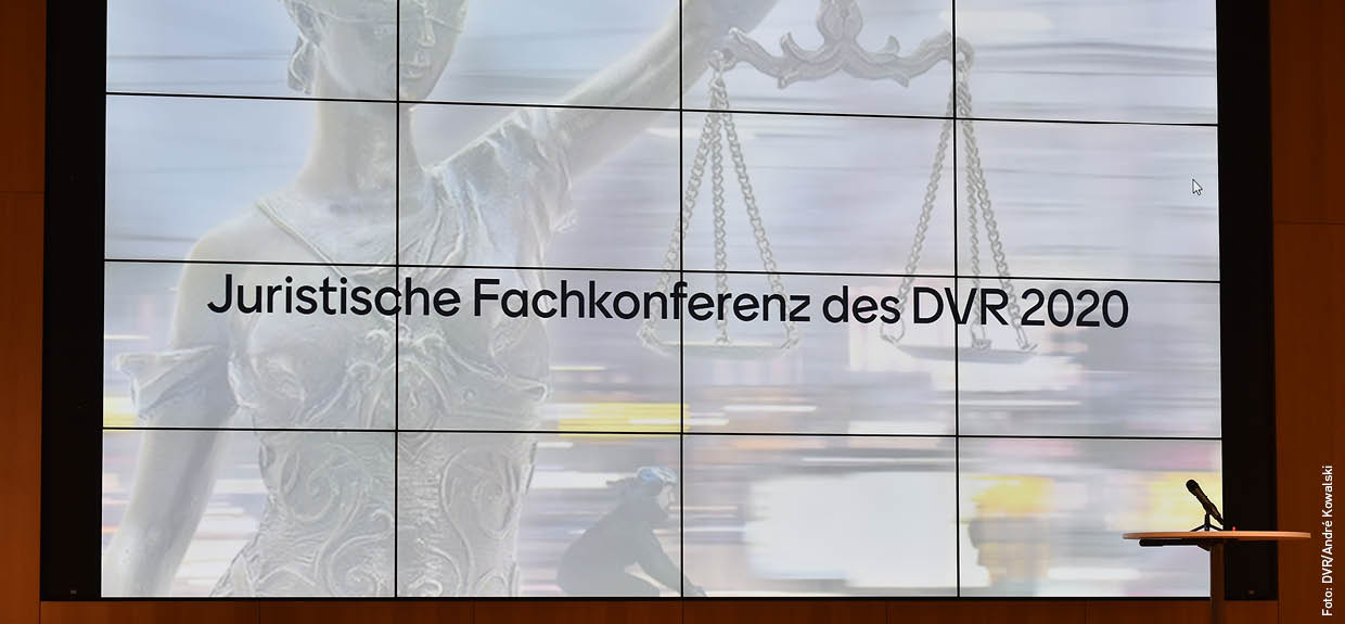 Das Titelbild zur Juristischen Fachkonferenz des DVR 2020 auf den Bildschirmen im Hintergrund des Podiums.