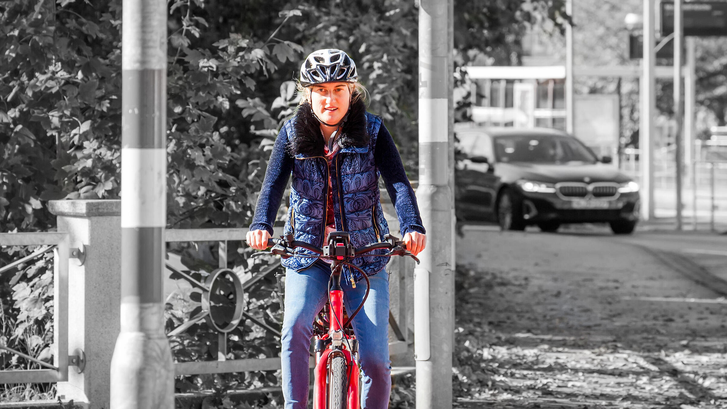 Eine Fahrradfahrerin quert die Straße bei grün.