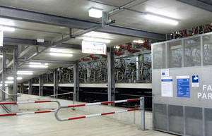 Blick in das Fahrradparkhaus Bernau: Zwei Absperrungen, eine Rampe und doppelstöckige Fahrradabstellflächen