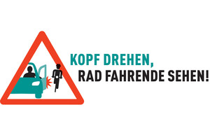 Das Logo der Kampagne „Kopf drehen, Rad Fahrende sehen!“, womit innerhalb eines gezeichneten Warndreiecks die Dooring-Situation dargestellt ist.