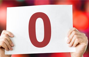 Zwei Hände halten ein Schild hoch, auf dem die Zahl Null zu sehen ist