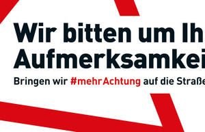 Rotes Dreieck im Hintergrund, darüber der Text: Wir bitten um Ihre Aufmerksamkeit. Bringen wir #mehrAchtung auf die Straße.