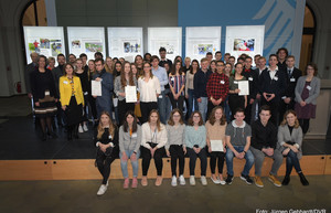 Viele Jugendliche auf einem Gruppenfoto