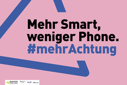 Rosa Hintergrund mit blauem Warndreieck, dazu der Text: Mehr Smart, weniger Phone. #MehrAchtung