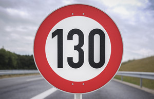 Ein 130 km/h-Schild als Grafik vor einer Autobahn