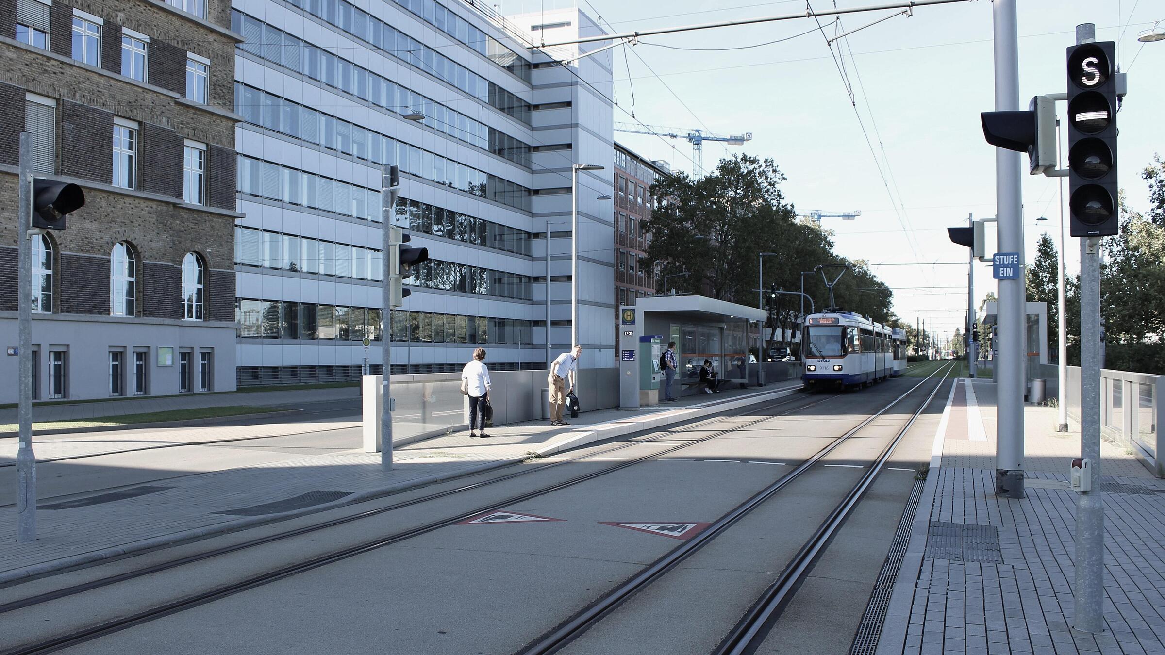 Neue Straßenbahnhaltestelle „Merck“: auf 3,75 m verbreiterte Bahnsteige unmittelbar nördlich des Emanuel-Merck-Platzes