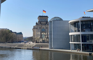 Blick über die Spree auf einen Teil des Reichstagsgebäudes, rechts und links im Bild sind zwei weitere Gebäude des Bundestags.
