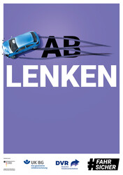 Plakatmotive der Landstraßen-Kampagne: Lila Hintergrund mit der Schrift "Ab Lenken" und einem verunfallten Pkw