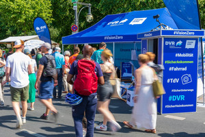 Menschen laufen am DVR-Stand auf dem Umweltfestival vorbei