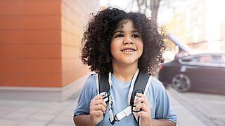 Kind mit Schulranzen