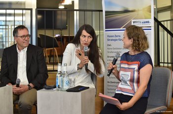 Eine Frau mit Mikrofon diskutiert mit einer anderen Frau. Foto: André Kowalski