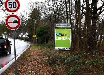 Plakat der Landstraßen-Kampagne mit Motiv "Ablenken" in Solingen