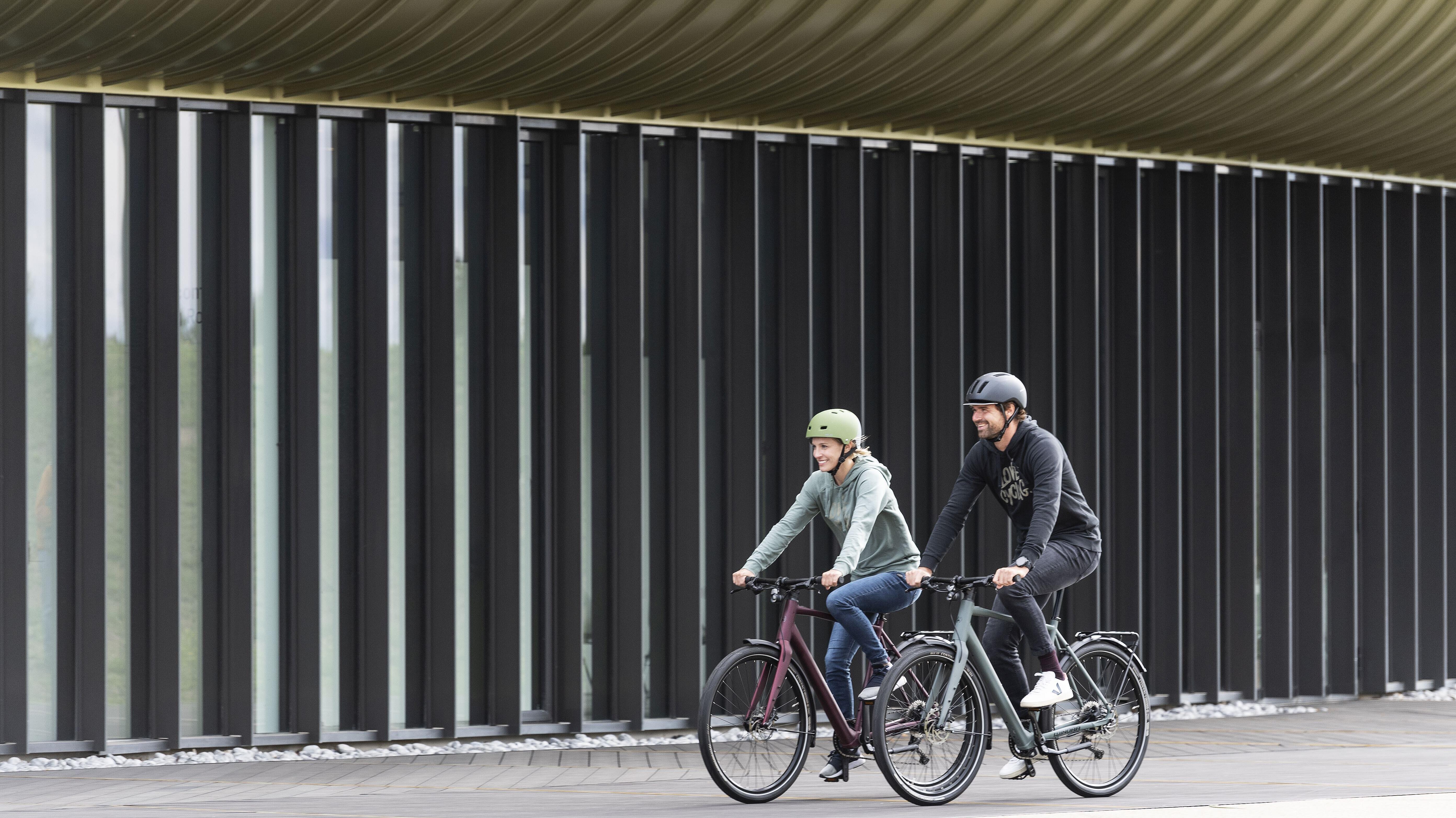 Zwei Menschen fahren Fahrrad