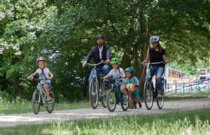 Mutter Vater Kinder Fahrradtour Sommer Ausflug 
