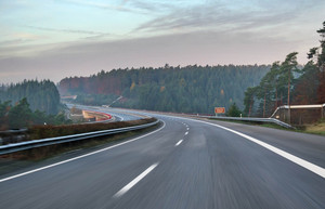 Blick auf eine Autobahn in der Dämmerung