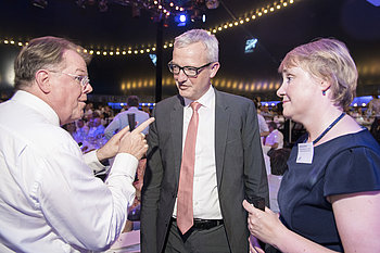 Volker Enkerts, Vorstandsvorsitzender DGUV, Staatssekretär Guido Beermann und Karola Lambeck, Radverkehrsbeauftrage, beide BMVI. Foto: Marco Urban