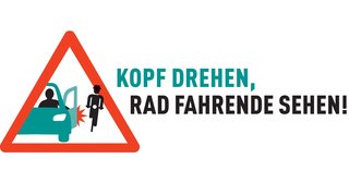 Das Logo der Kampagne „Kopf drehen, Rad Fahrende sehen!“, womit innerhalb eines gezeichneten Warndreiecks die Dooring-Situation dargestellt ist.