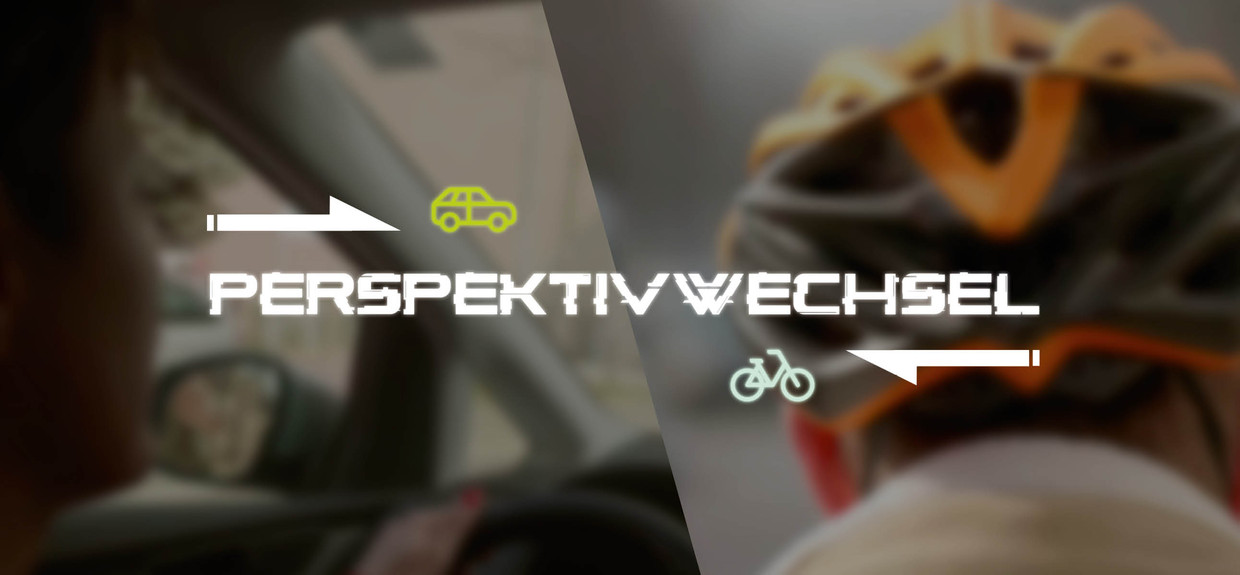 Plakatmotiv „Perspektivwechsel“: in der linken Bildhälfte ein Autofahrer, in der rechten Bildhälfte ein Radfahrer mit Helm von hinten