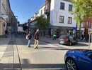 Bild 21: Kreuzung von Grabenstraße und Bahnhofstraße: Shared Space-ähnliche Situation durch lange Teilaufpflasterung der Grabenstraße zur Verdeutlichung der quer verlaufenden Fußverkehrsachse zwischen Altstadt und Neumarkt
