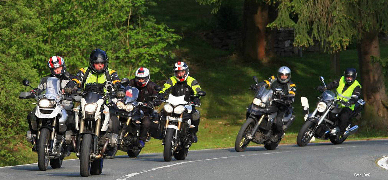Motorrad-Sicherheitstraining im Straßenverkehr. Foto: DVR Mehrere Motorradfahrer fahren auf einer Landstraße