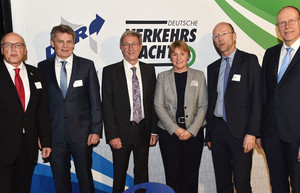 Fünf Männer und eine Frau stehen nebeneinander vor einem Aufsteller. Auf dem Aufsteller sind zwei Logos - Deutsche Verkehrswacht und Deutscher Verkehrssicherheitsrat. Die sechs Menschen lächeln in die Kamera. Die Männer tragen jeweils einen Anzug. Die Frau hat einen Blaser, ein schwarzes T-Shirt und eine schwarze Hose an.