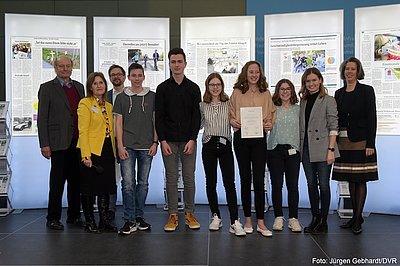 Gruppenfoto mit Jugendlichen