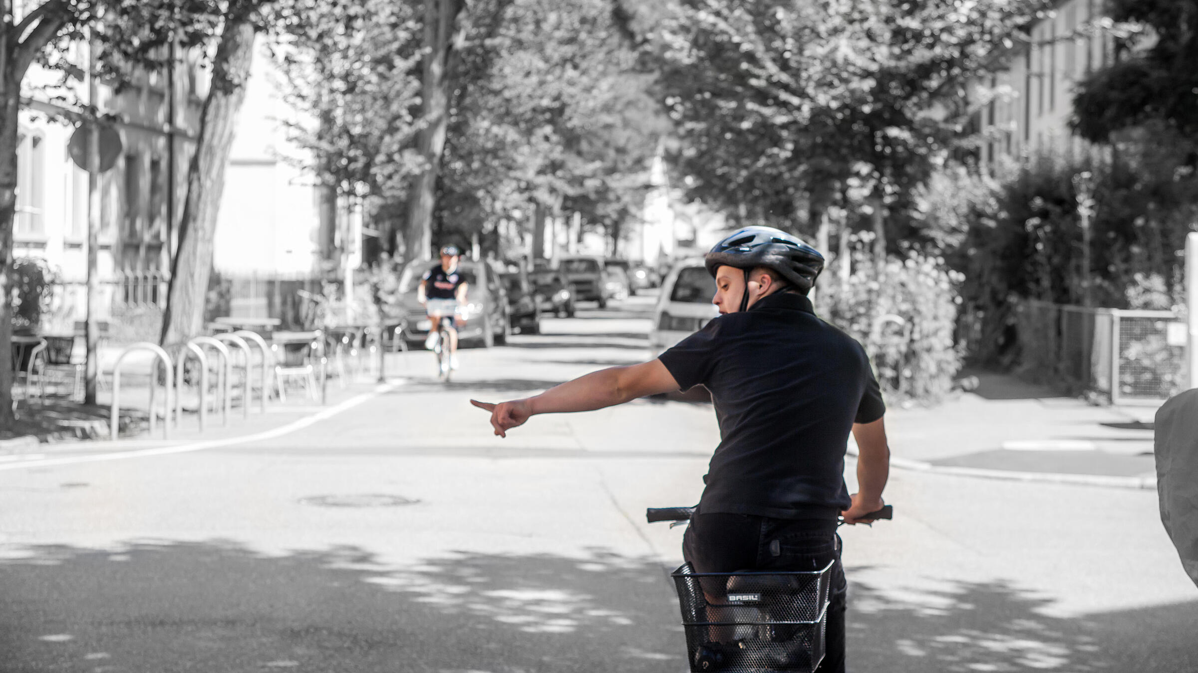 Ein Fahrradfahrer gibt ein Zeichen zum Linksabbiegen.