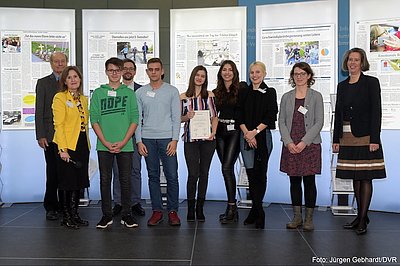 Gruppenfoto mit Jugendlichen