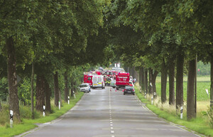  Unfall auf einer Landstraße mit eingetroffenem Rettungswagen