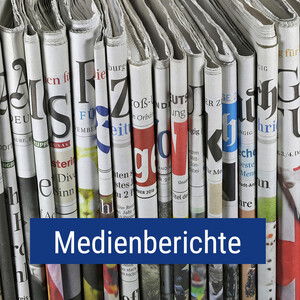 Stapel gefalteter Tageszeitungen, davor steht auf blauem Hintergrund "Medienberichte"