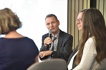 Ein Mann spricht in ein Mikrofon. Foto: André Kowalski