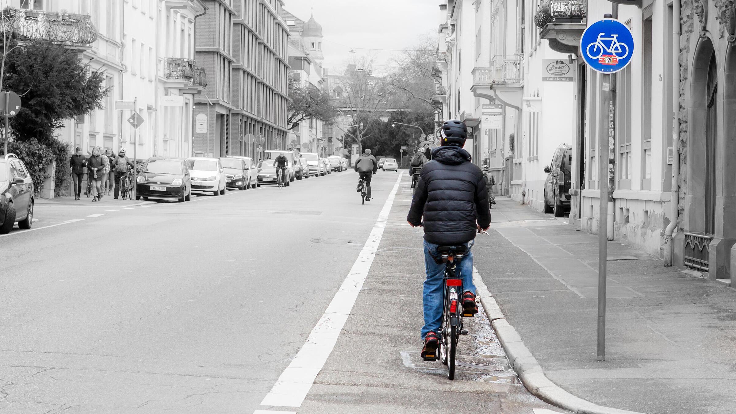 Ein Fahrradfahrer fährt auf dem Fahrradweg.