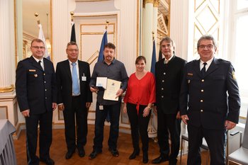 Libor und Jana Sobotka, Foto: Tino Lex Vier Menschen, umrahmt von zwei Polizisten stehen nebeneinander