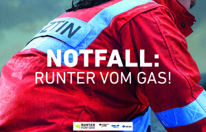 Im Hintergrund der Rücken einer Notärztin, davor der Text: Notfall: Runter vom Gas!