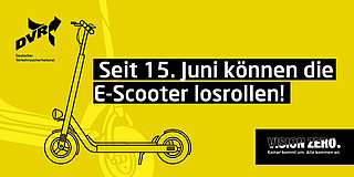 Zeichnung eines E-Scooters auf geldem Hintergrund. Rechts unten steht das Vision Zero-Logo und links oben das DVR-Logo