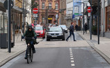 Bild 22: Kreuzung von Grabenstraße und Bahnhofstraße: verstärkende fahrdynamische Wirkung der zentralen Teilaufpflasterung durch Aufnahme der Querneigung aus der Bahnhofstraße