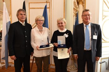 Sonja Meixner und Barbara Terhaag, Foto: Tino Lex Zwie Männer und zwei Frauen stehen nebeneinander. Die Frauen in der Mitte halten Urkunden