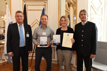 Silke und Johannes Volland, Foto: Tino Lex Drei Männer und eine Frau stehen nebeneinander