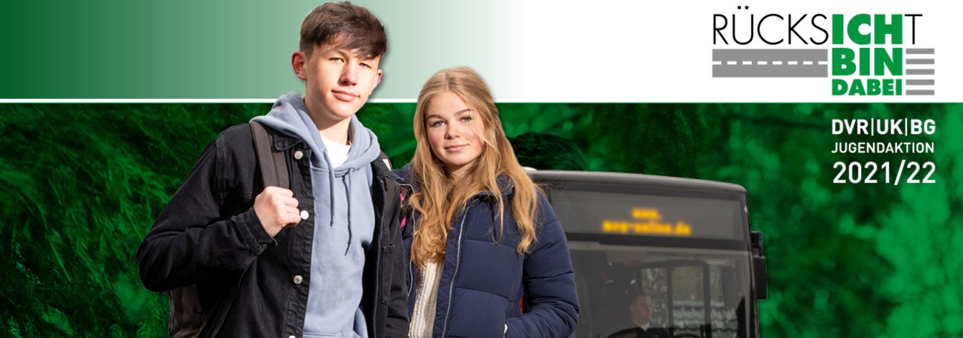 Banner zur DVR/UK/BG-Jugendaktion 2021 „Rücksicht – Ich bin dabei!“ Eine junge Frau und ein junger Mann vor grün-weißen Hintergrund. Links eine Grafik aus Symbolbildern zum Straßenverkehr. Rechts das Aktionslogo.