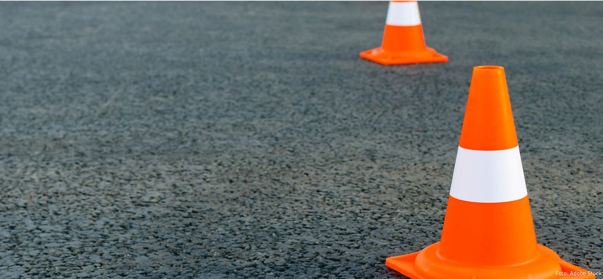 Pylonen auf der Straße. Foto: Adobe Stock Pylonen auf der Straße. Foto: Adobe Stock