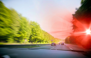 Ein Blitzer registriert die zu hohe Geschwindigkeit eines Autos auf der Autobahn.