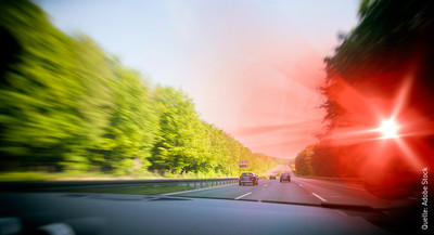 Ein Blitzer registriert die zu hohe Geschwindigkeit eines Autos auf der Autobahn.