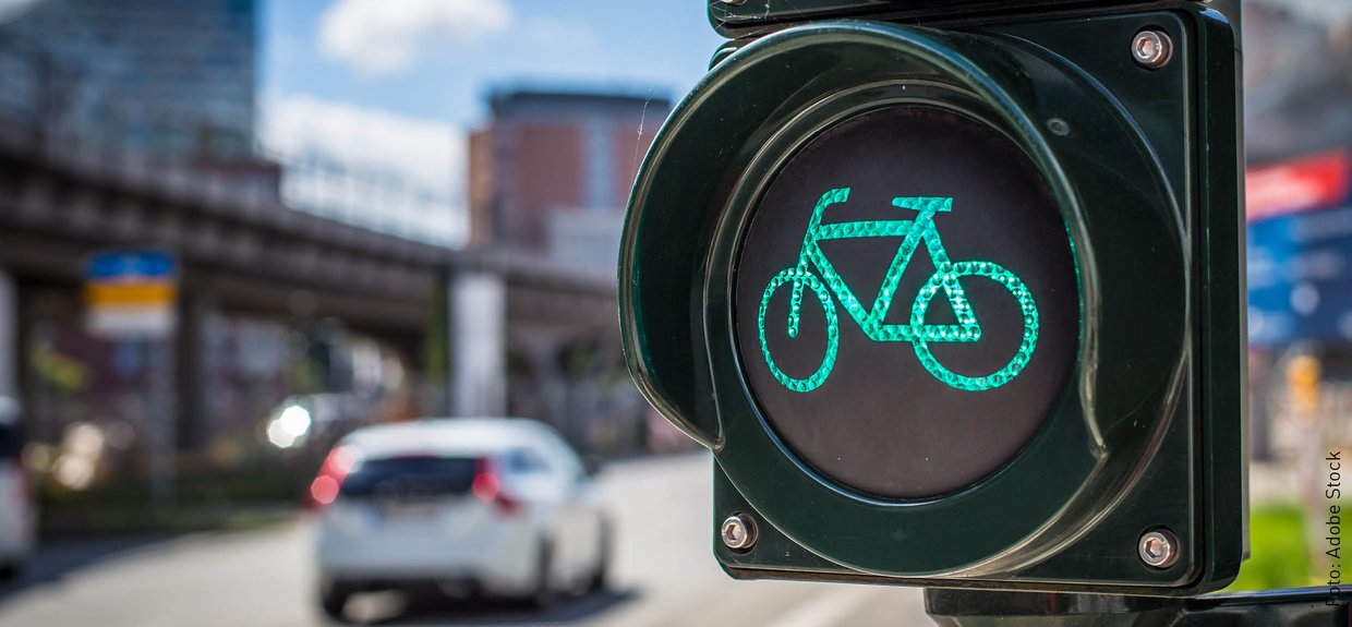 Eine Radfahr-Ampel, die ein grünes Fahrrad anzeigt.