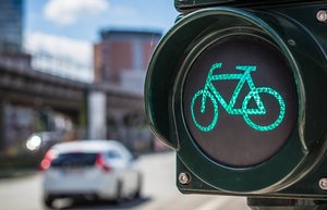 Eine Radfahr-Ampel, die ein grünes Fahrrad anzeigt.