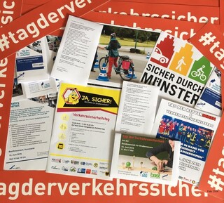 Viele Flyer und Broschüren des Deutschen Verkehrssicherheitsrats sind von orangenen Aufklebern mit der Aufschrift Tag der Verkehrssicherheit eingerahmt. Foto: DVR