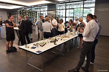 Menschen stehen um ein Buffet. Foto: André Kowalski