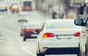 Autos fahren hintereinander auf einer Straße in der Stadt