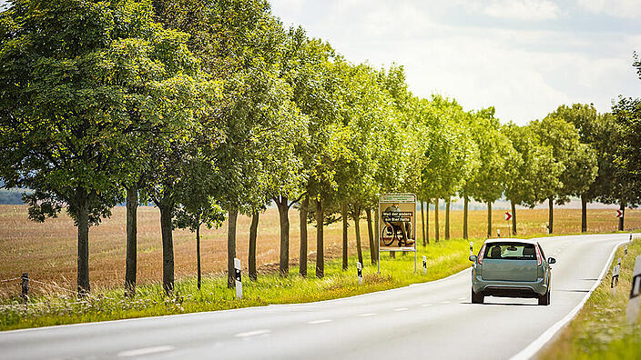 Auto auf einer Landstraße